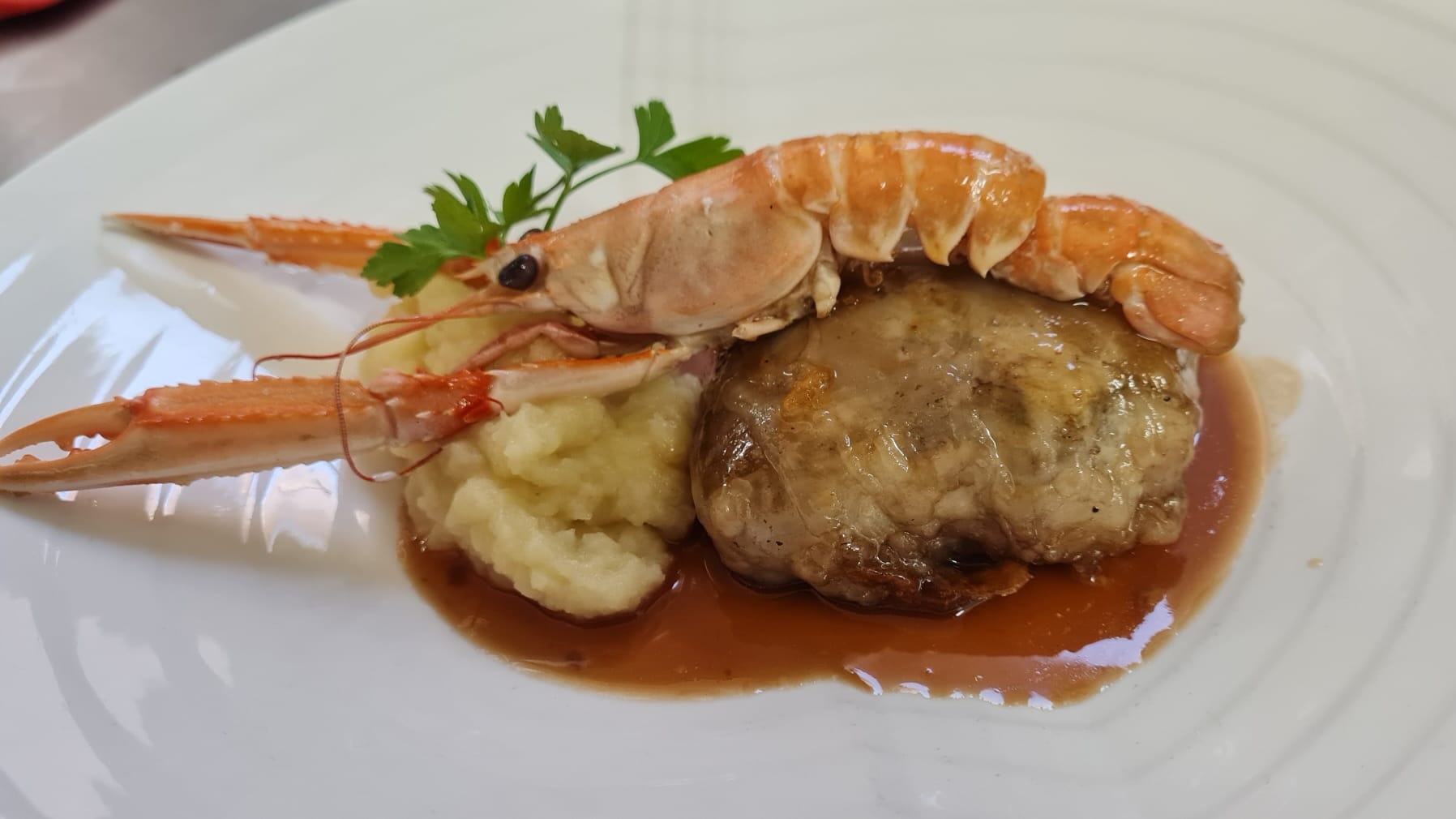 Peus de porc  desossats amb escamarlans
