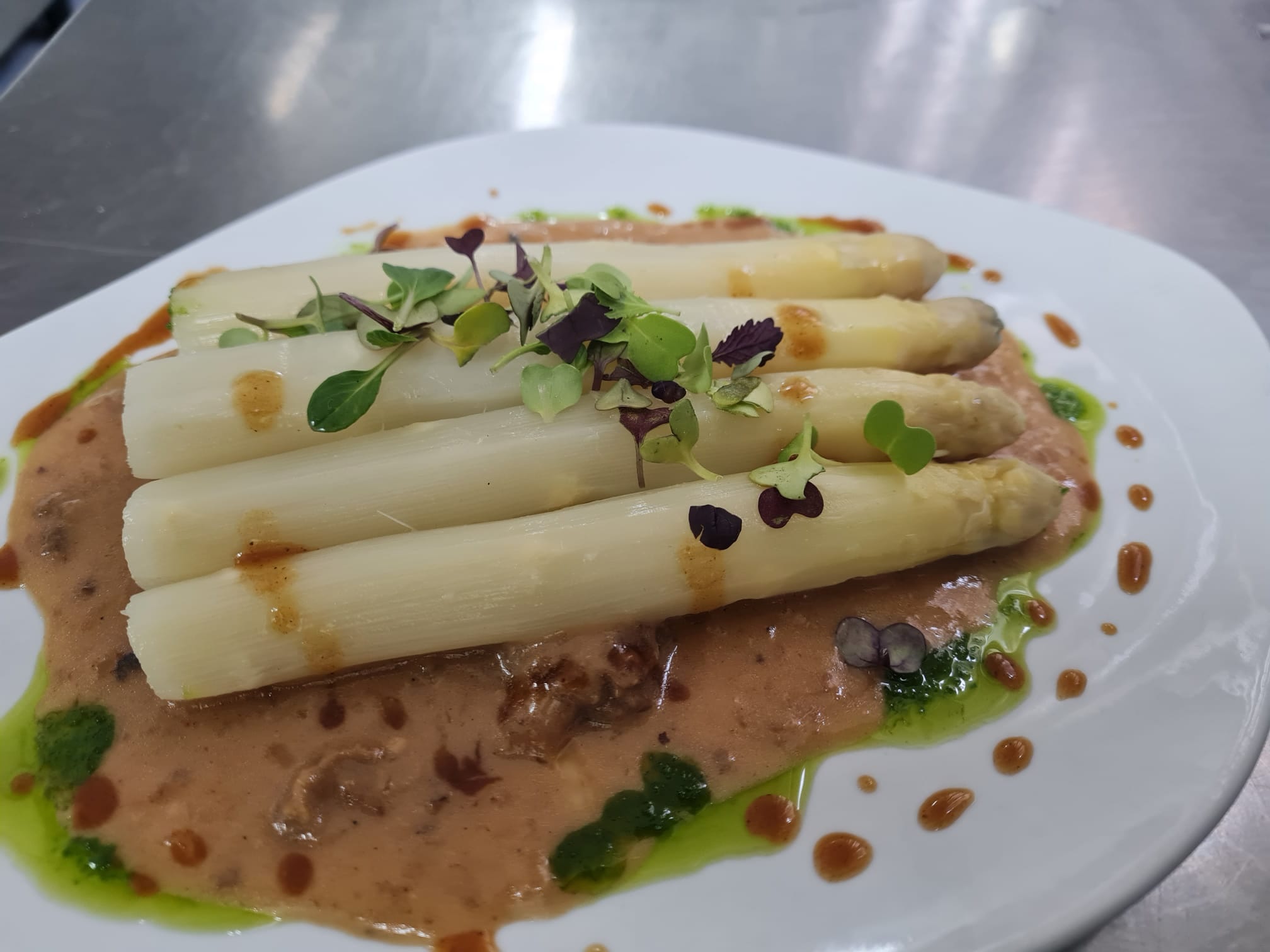 Espàrrecs blancs frescos amb crema de múrgoles