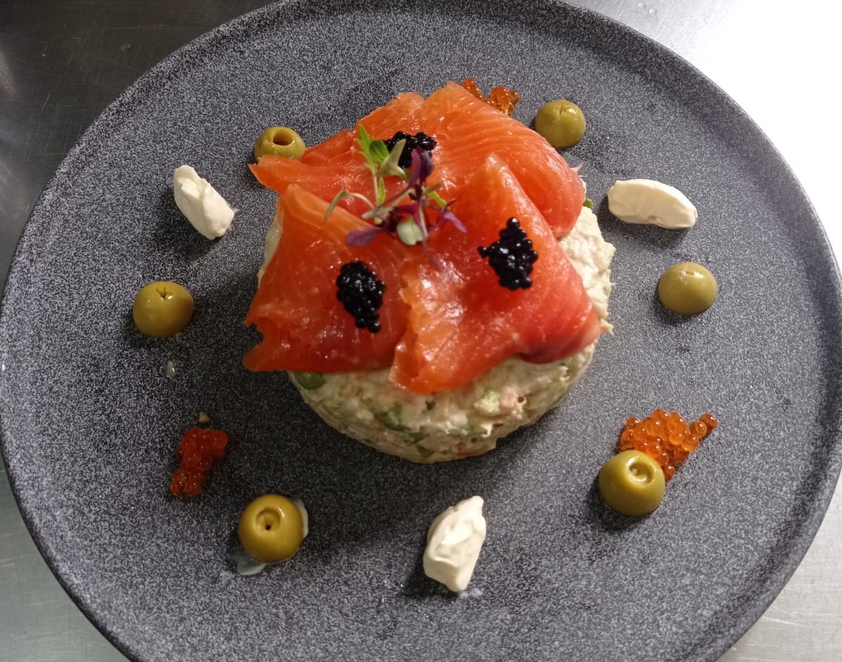 Ensaladilla russa amb truita asalmonada i marinada per nosaltres